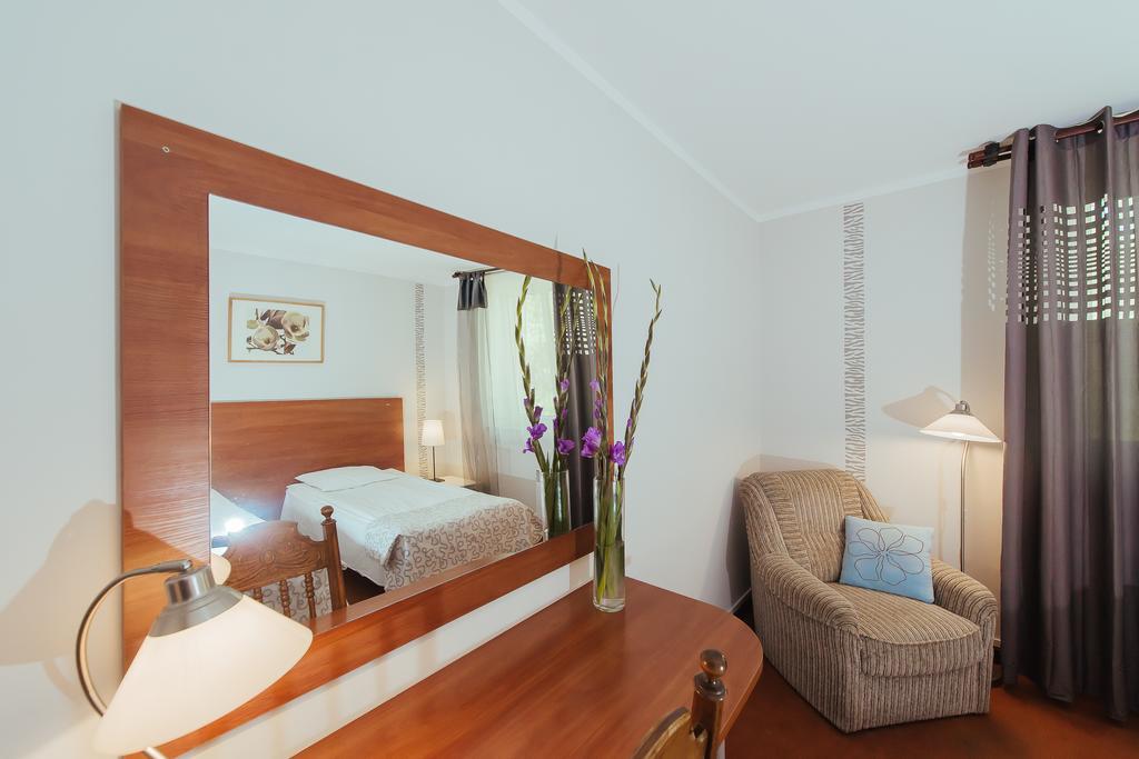 Hotel Pod Sosnami Osieck Chambre photo